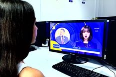 Una persona presencia el debut de Natcha, la primera informadora creada por inteligencia artificial (AI) en Tailandia. Foto: Efe. Una persona presencia el debut de Natcha, la primera informadora creada por inteligencia artificial (AI) en Tailandia. Foto: Efe.