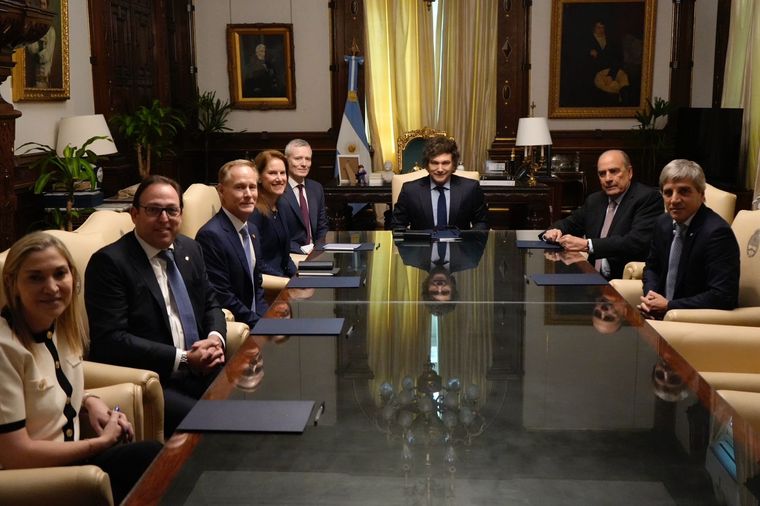 Javier Milei, Luis Caputo y directivos de Shell El presidente Javier Milei junto al ministro de Economía, Luis Caputo, y los directivos de Shell en Casa Rosada. Foto: Prensa Presidencia