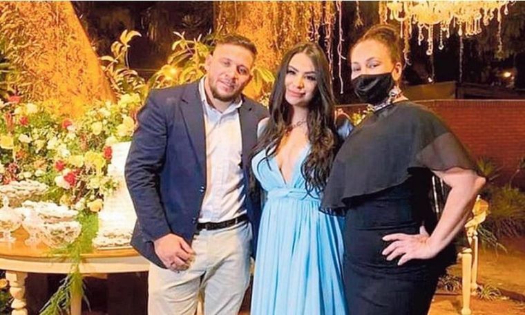 Un triángulo amoroso podría ser la causa de una masacre. Acá se a Mirna ve junto a su ex, un policía que también fue asesinado. Foto: O Globo