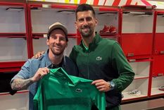 Para la historia. Novak Djokovic y Leo Messi posan con una remera que el serbio le regaló. Nole también se quedó con la 10 de Inter Miami. Foto: Redes