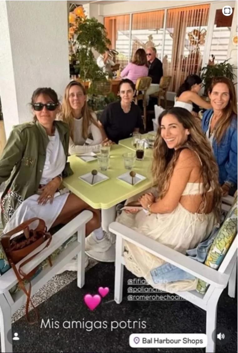 Sofía Reca con sus amigas. Sofía Reca con sus amigas.
