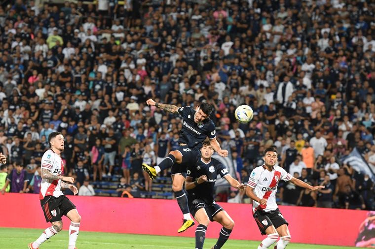 Partido peleado por arriba y por abajo. Partido peleado por arriba y por abajo.