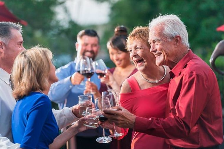 Adultos mayores de brindis.