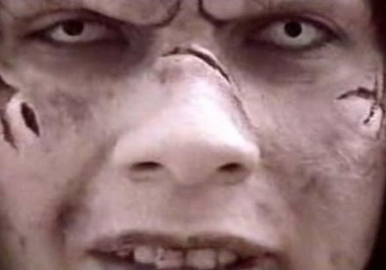 La mujer fue dominada, entregada a la policía e internada en el hospital.