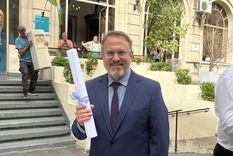 Diego Valenzuela tras jurar como senador bonaerense con su diploma en mano. Diego Valenzuela tras jurar como senador bonaerense con su diploma en mano.