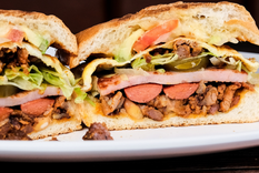 Aunque parece moderna, la receta de la torta cubana lleva décadas siendo un símbolo de la comida rápida mexicana, famosa por combinar varios tipos de carnes en un solo pan.