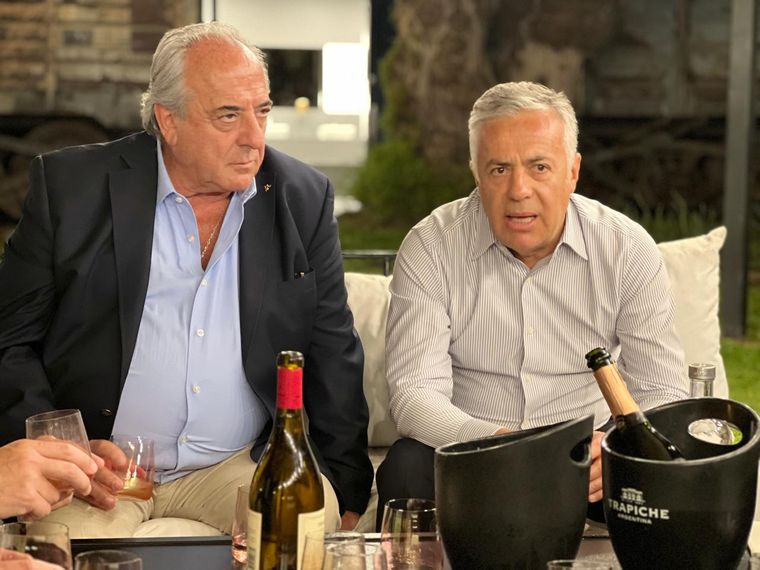 Walter Bressia, Presidente de Bodegas de Argentina y el Gobernandor de la provincia de Mendoza Lic. Alfredo Cornejo, en pleno diálogo. Walter Bressia, Presidente de Bodegas de Argentina y el Gobernandor de la provincia de Mendoza Lic. Alfredo Cornejo, en pleno diálogo.