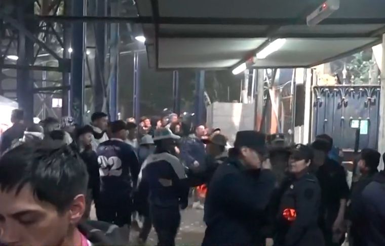 Gimnasia - Boca El escándalo por la represión policial a los hinchas de Gimnasia.