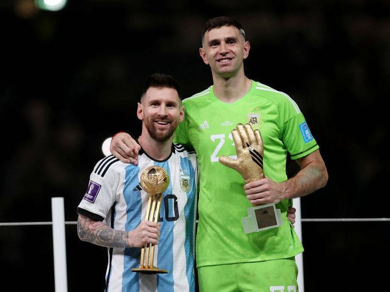 Emiliano Dibu Martinez junto al capitán Lio Messi.