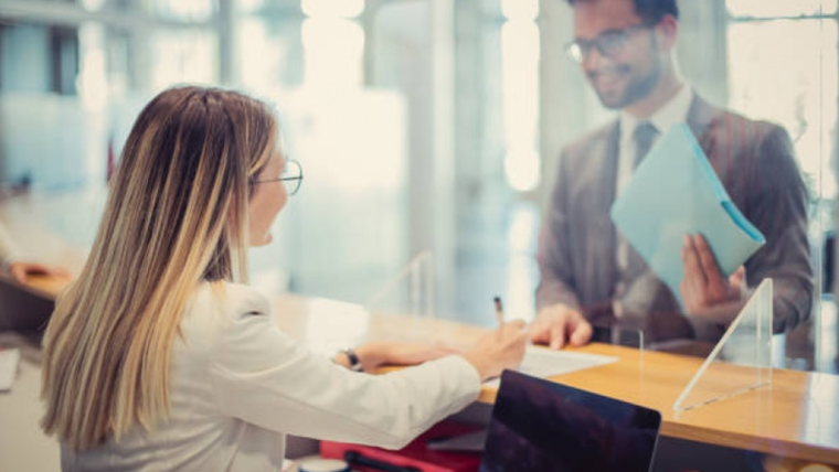 Los cajeros bancarios tienen atención al público directa y requieren manejo de dinero Foto: Shutterstock