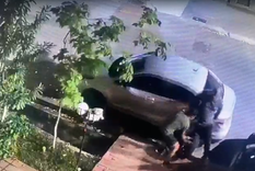 Los sujetos sacando una de las ruedas Foto: captura de video