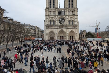 La Tour Montparnasse es uno de los edificios más discutidos de París desde su inauguración en 1973. La Tour Montparnasse es uno de los edificios más discutidos de París desde su inauguración en 1973.