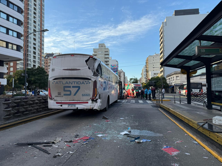 El choque se dio en la intersección de Avenida Cabildo y Avenida García del Río Foto: X (@aleginart)