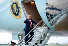 Donald Trump, en las escaleras del Air Force One. Foto: DPA