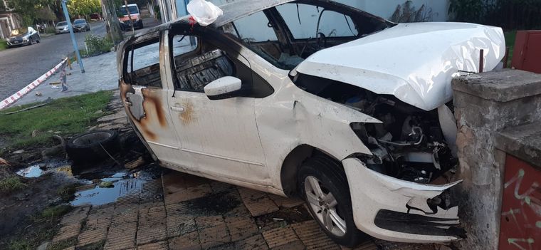 Uno de los autos chocados por el conductor violento. Foto: Oeste noticias