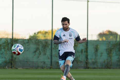 Lionel Messi se entrena con la Selección, que este viernes enfrenta a Angola. Lionel Messi se entrena con la Selección, que este viernes enfrenta a Angola.