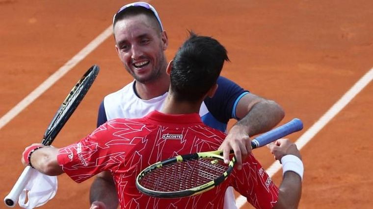 Troicki abraza a Djokovic en el primer partido del torneo exhibición.