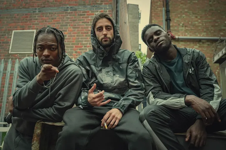 Un retrato realista y crudo del mundo criminal londinense. Un retrato realista y crudo del mundo criminal londinense. 