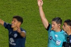 El particular momento que vivió el defensor de Independiente Rivadavia cuando Nicolás Ramírez dio por finalizado el partido. El particular momento que vivió el defensor de Independiente Rivadavia cuando Nicolás Ramírez dio por finalizado el partido.