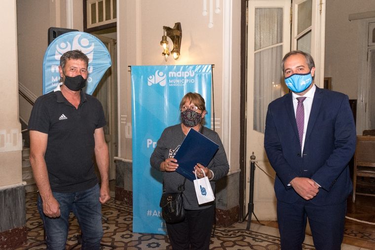 El diputado Alejandro Bermejo y el intendete Matías Stevanato junto a una de las personas que presentó uno de los proyectos ganadores