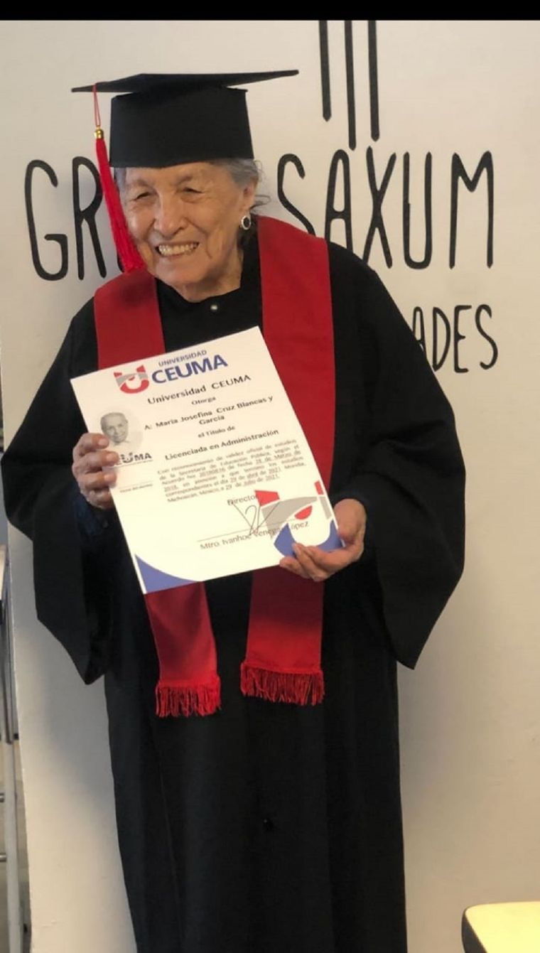 La foto de Doña Josefina con su título recibió más de 330 mil likes en Twitter. Foto:  Foto: TW @RsMaricruz 