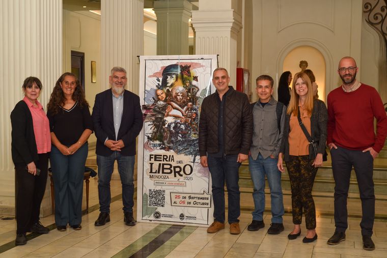 La Feria del Libro 2025 abrió con un espectáculo en homenaje a Juan Giménez.
