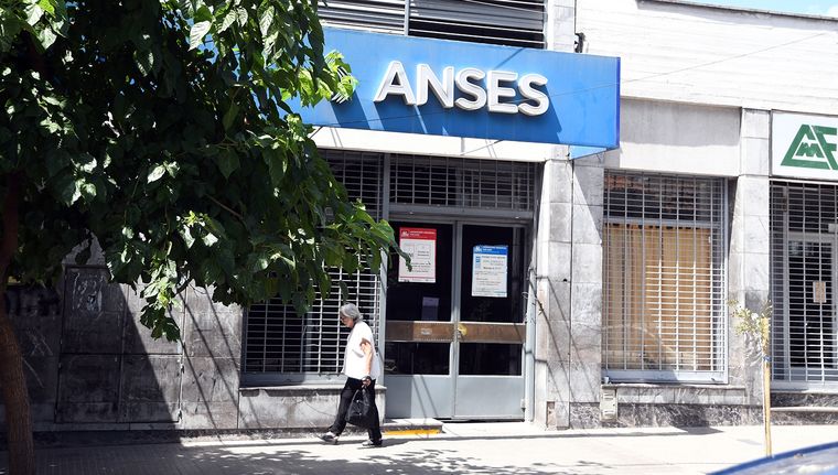 Los pagos de la Anses se realizan según el último dígito del DNI. Foto: ALF PONCE MERCADO / MDZ