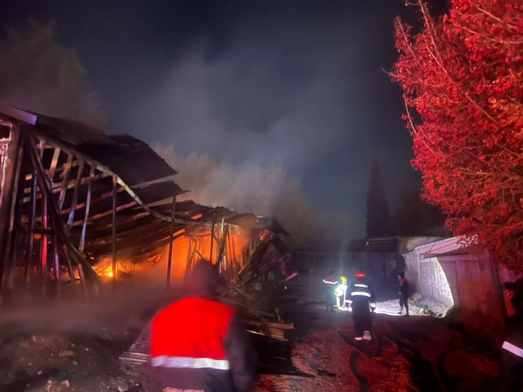 Las llamas consumieron el café El Forastero, sobre la Ruta 7, mientras bomberos y personal de emergencia trabajaban para controlar el incendio.