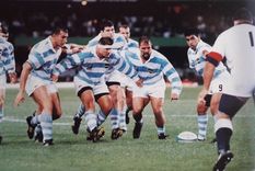 La calma que antecede al huracán. Se viene La Gran Cacho para arrollar a los ingleses y apoyar un try en el Mundial 1995. Foto: he Story of the Rugby World Cup South Africa 1995