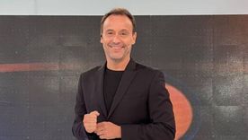 Adrián Pallares es uno de los conductores de Intrusos. Adrián Pallares es uno de los conductores de Intrusos.