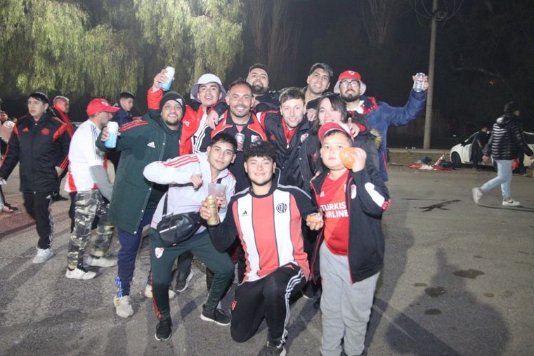 Una gran cantidad de hinchas millonarios copo las inmediaciones del Malvinas Foto: Gentileza