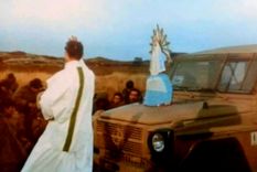 El Padre Vicente Martínez Torrens celebrando misa el 8 de mayo de 1982 en las afueras de Puerto Argentino – Islas Malvinas, en presencia de la Virgen de Luján. Foto: Gentileza: launion.com.ar