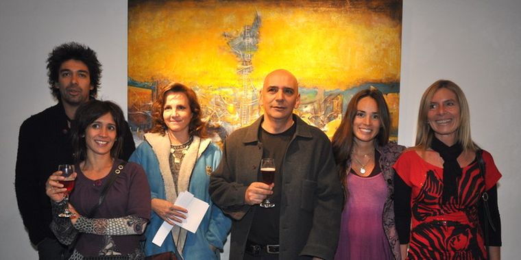 Rodeado. Rodrigo Scalzi, Pata Luján Williams, Alicia Di Benedetto, el artista Alberto Thormann, Florencia Aise y Silvia Basso. Foto: Gerardo Gómez /MDZ