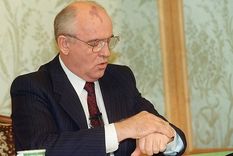 Mijaíl Gorbachov consultando su reloj antes del discurso televisado en el que anunció su renuncia el 25 de diciembre de 1991. Foto: GETTY IMAGES