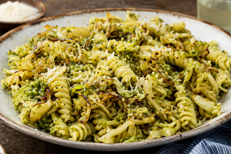 La pasta con pesto y repollo, una fusión extraña pero que funciona. (Imagen generada con IA).