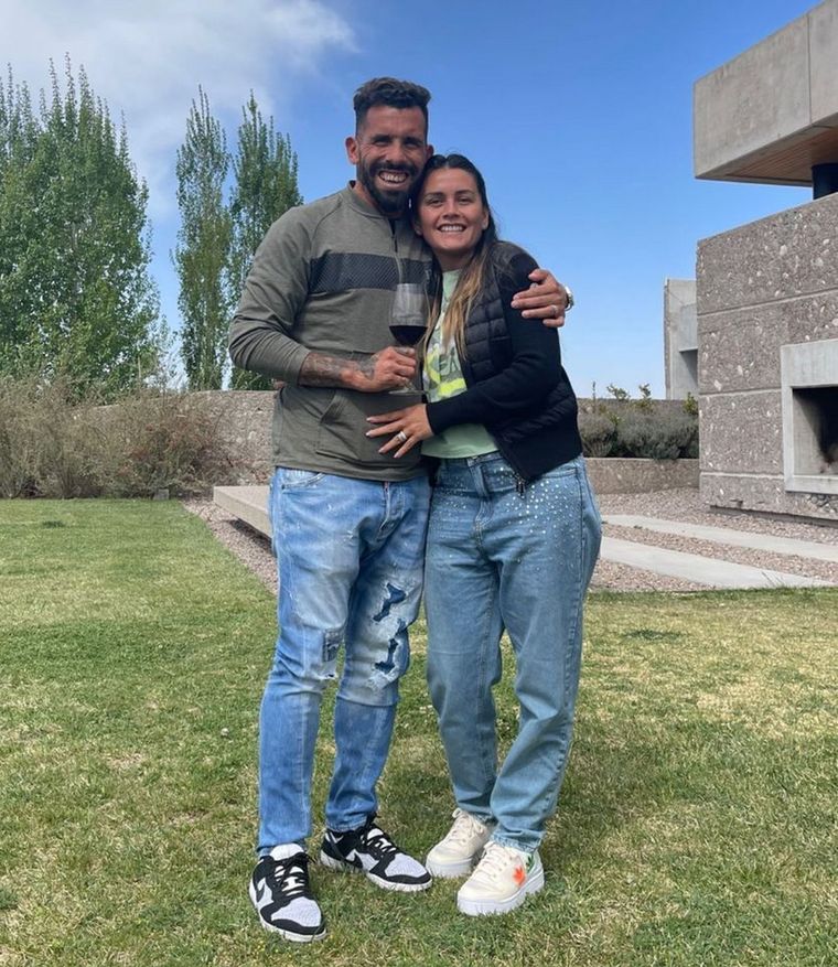 Tevez y su esposa, Vanesa, en los jardines de la bodega Zuccardi Foto: Instagram @__carlitostevez