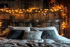 Respaldo de cama hecho con palets y adornado con luces leds. Foto: gardenbenches.com