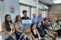 Familiares de Martín Salzamann en la Legislatura Foto: MDZ