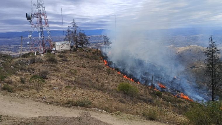 Se produjo un foco de incendio en la parte baja de la Estación Astrofísica de Bosque Alegre, mientras se realizaban tareas de desmalezamiento. Foto: Prensa UNC