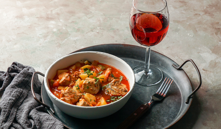 Esta receta recibe su nombre de la palabra vasca marmita, que es la olla donde los pescadores preparaban la receta directamente a bordo con los ingredientes que ten&iacute;an disponibles.