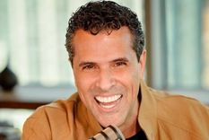 Marco Antonio Regil contestó a quienes lo criticaron por aparecer desalineado en un video en sus redes sociales.