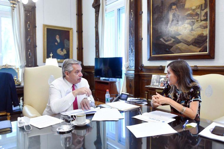 Alberto Fernández junto a la titular del Anses, Fernanda Raverta Foto: Télam