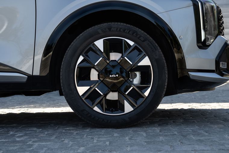 Con más de 7 millones de unidades vendidas, el best-seller de Kia es líder en el mercado de los SUV compactos y llega con amplias mejoras.