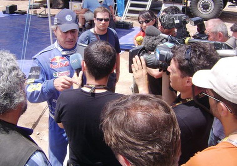 El matador le explica a la prensa su accidente. Foto: MDZ