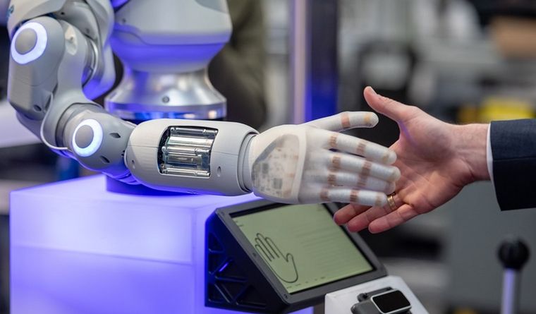 La IA está impulsando un cambio hacia un nuevo paradigma en el que las conversaciones ya no se limitan a seres humanos, sino que se extienden a productos, datos y procesos empresariales. Foto: Efe.