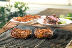 chuletasc Chuletas de cerdo a la parrilla estilo cubano Foto: porkessabor.com