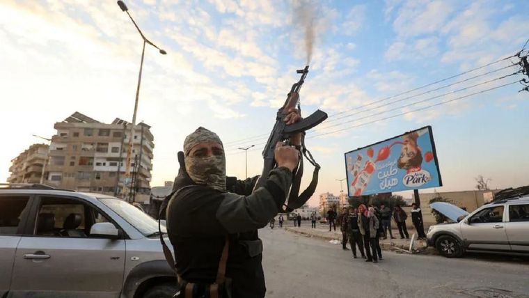 Los rebeldes sirios celebraron en las calles de Hama después de que el ejército sirio se retirara. Foto: BBC
