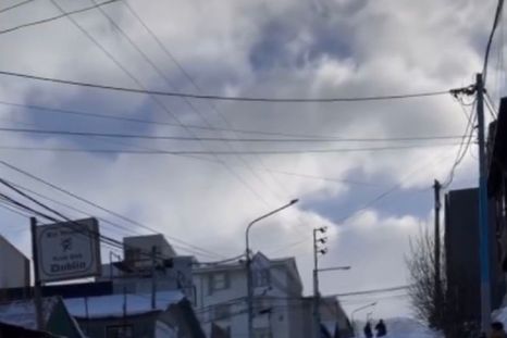 La gran nevada cubrió toda la ciudad de Ushuaia y muchos aprovecharon para esquiar Foto: Captura de video de Jumping Ushuaia