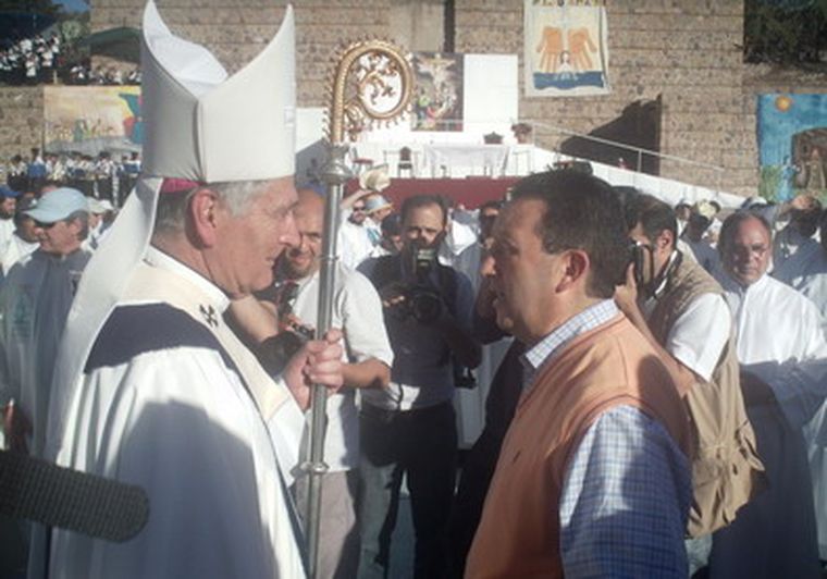 Monseñor Arancia junto al Gobernador Jaque luego de la Misa. Foto: MDZ