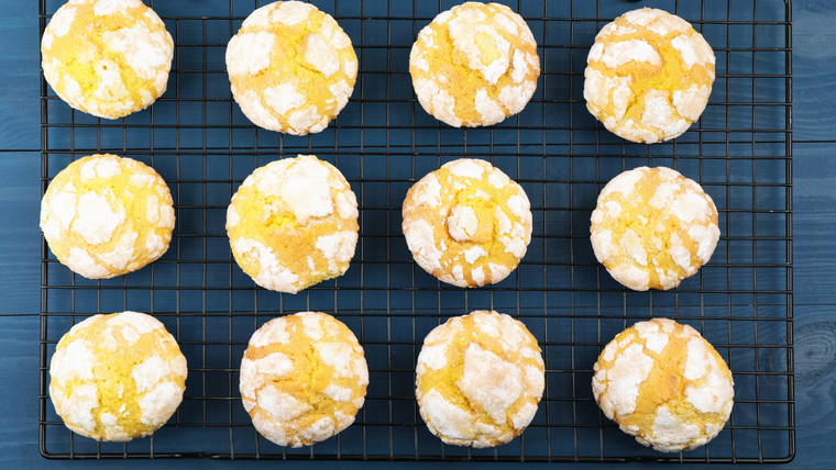 El limón es uno de los ingredientes más utilizados en la repostería española por su aroma fresco. El limón es uno de los ingredientes más utilizados en la repostería española por su aroma fresco.